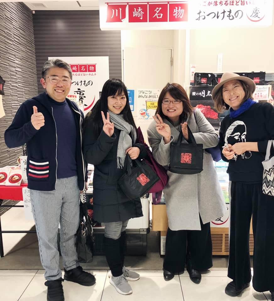 数年後、川崎アゼリア店で再会した際の大西結花さんと渥美和幸、皆さんとの記念写真